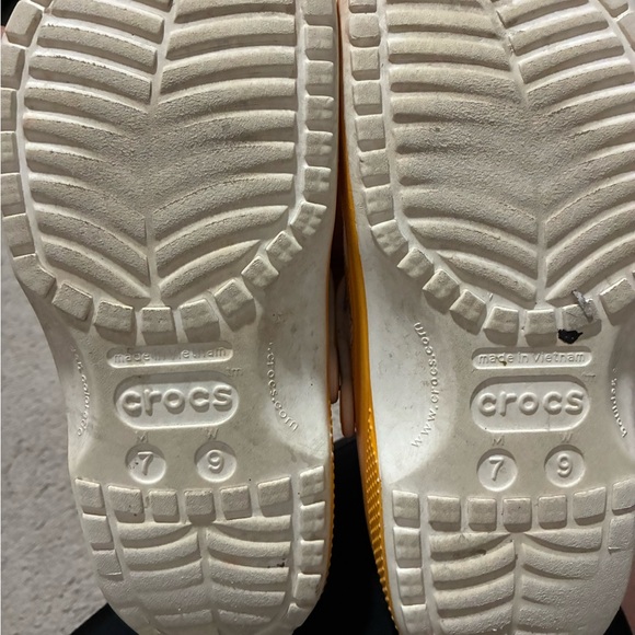 CROCS Winnie the Pooh womens Clog Slip-Ons - Picture 3 of 3